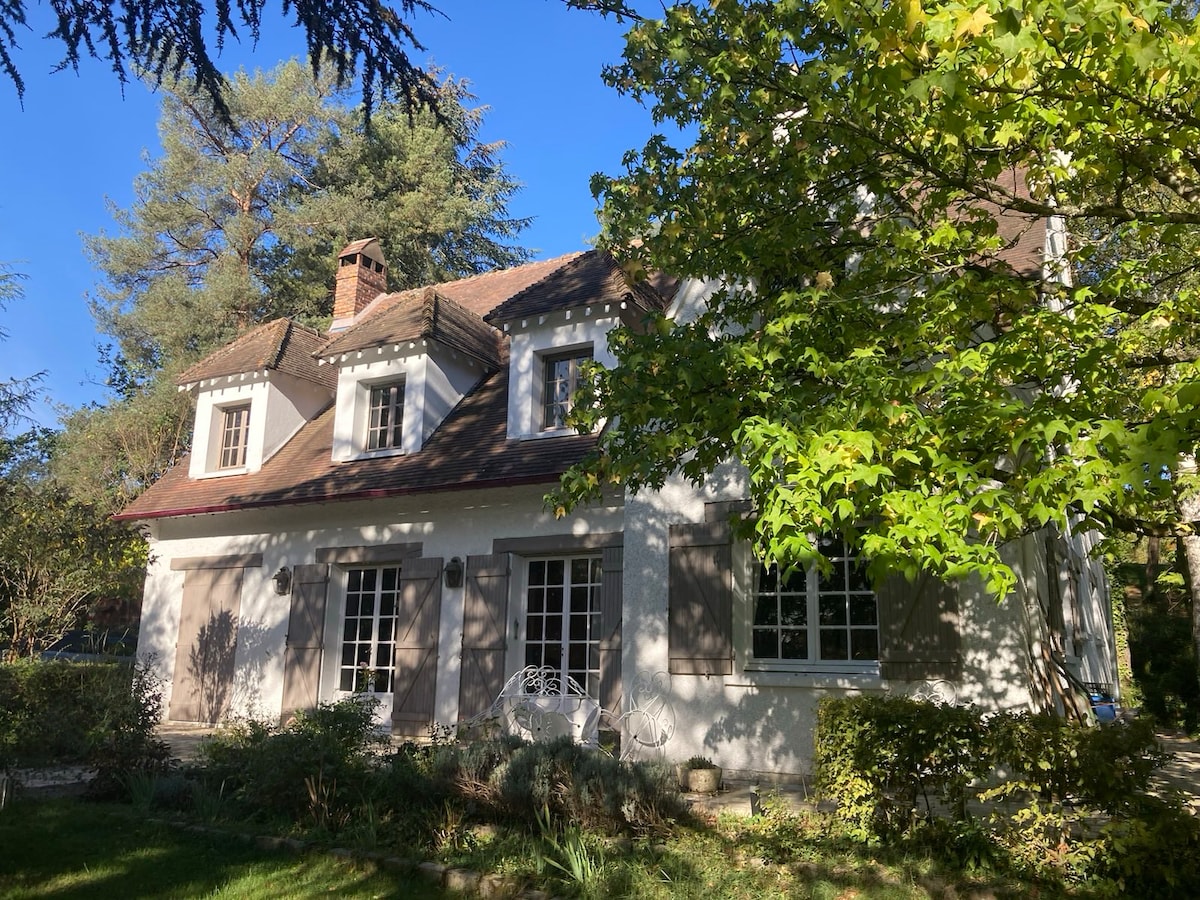 Maison dans vallée verdoyante