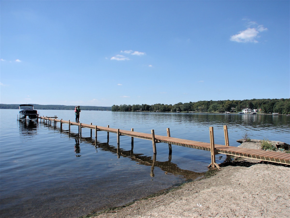 Lakefront w Dock, Pet Friendly, Spacious Yard