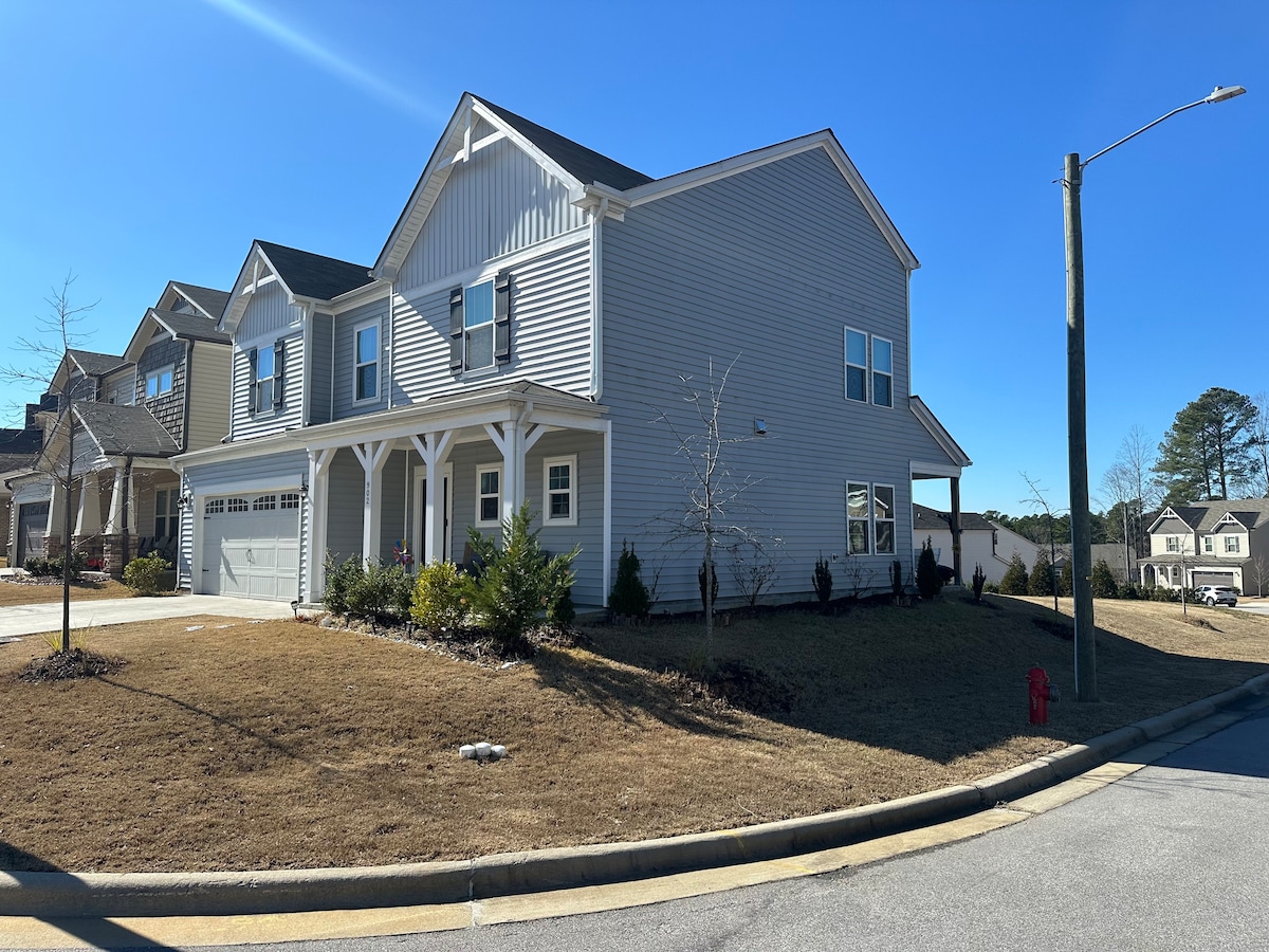 5Bd home: Pool & Gym access. Close to Duke and RTP