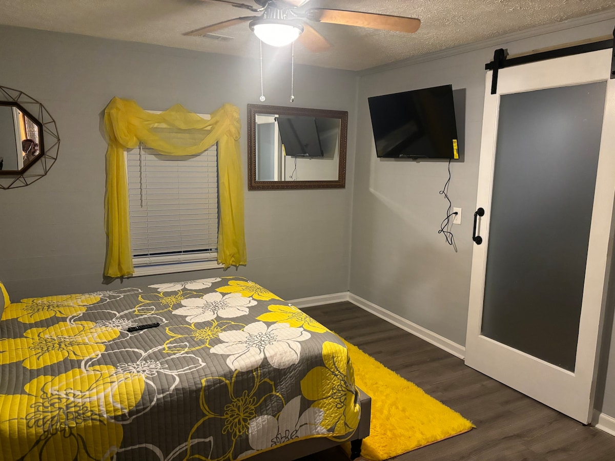 2bedroom Cottage & bonus room (desk/lounge area)