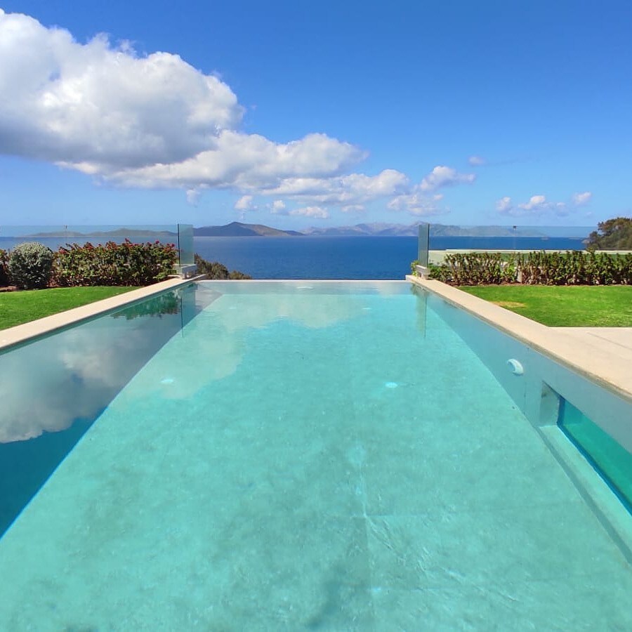 Muhteşem Deniz Manzaralı Sonsuzluk Havuzlu Villa