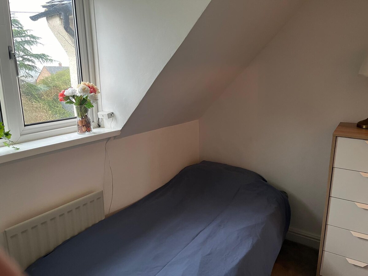 Single room in shared flat Loughton
