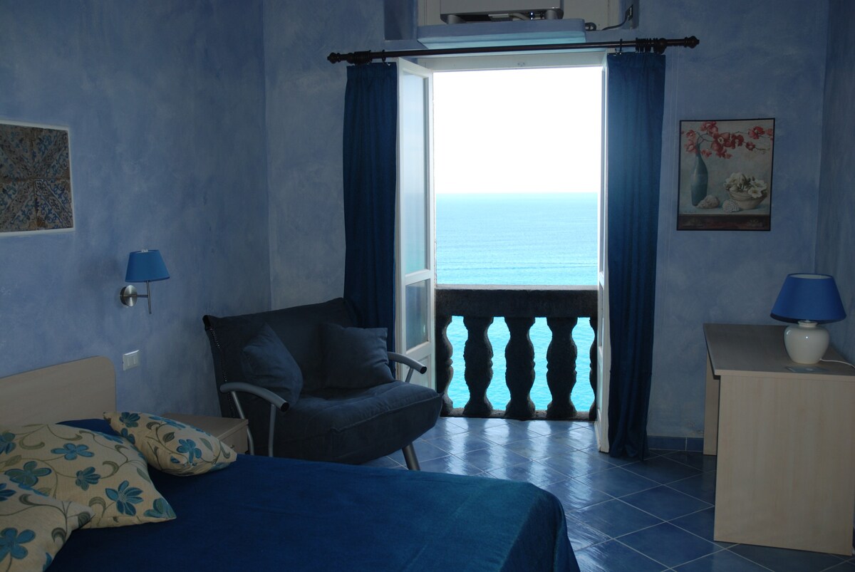 Camera "sospesa" sul mare nel centro di Tropea