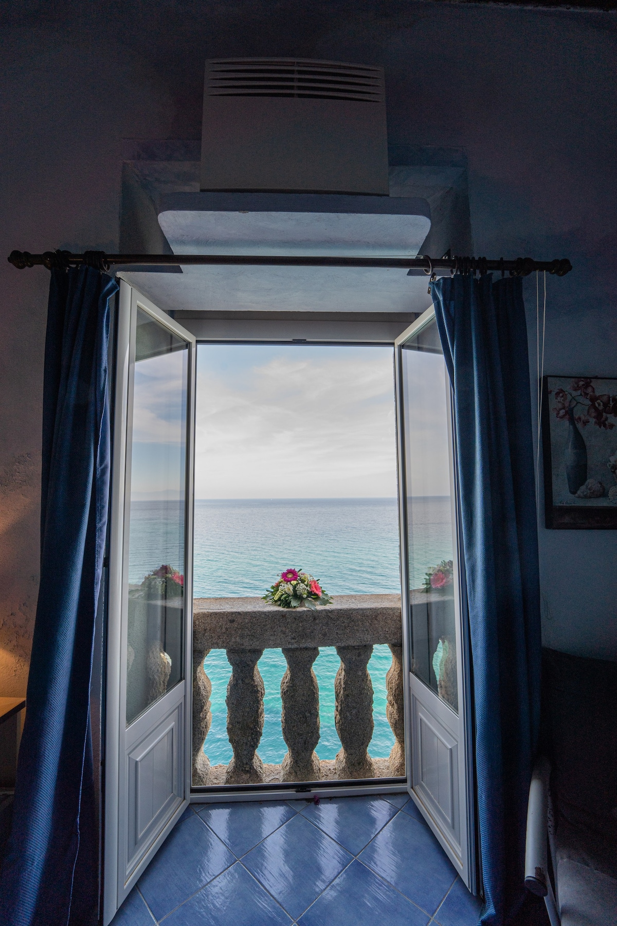Camera "sospesa" sul mare nel centro di Tropea
