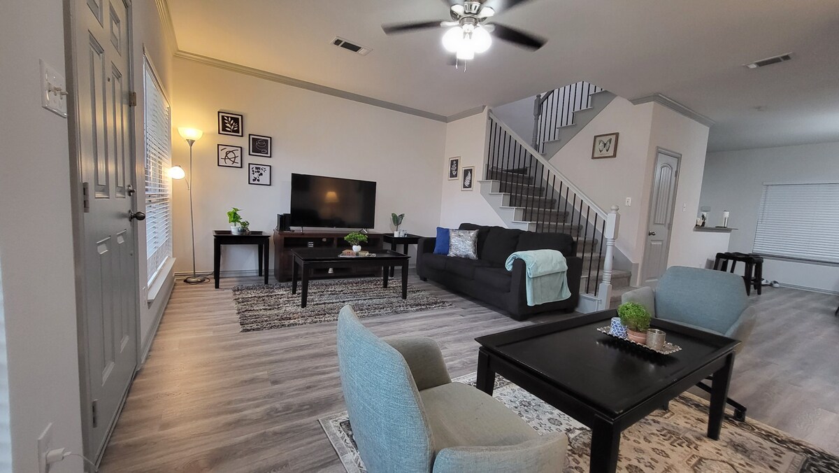 4 BR 2.5 BA Townhome in Grand Prairie