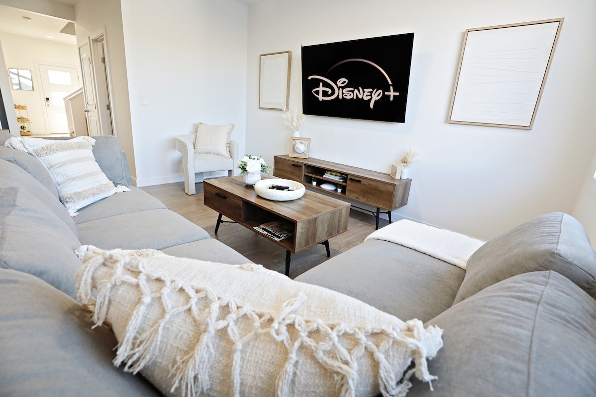 BoHo Retreat with King Beds|Golf|Disney+|Near WEM