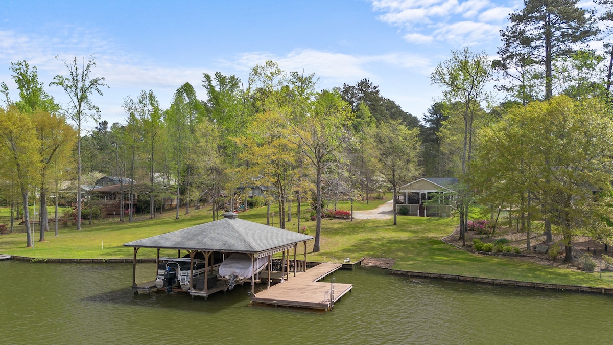 Lakeside Bungalow, Sleeps 12, Private Dock + More!