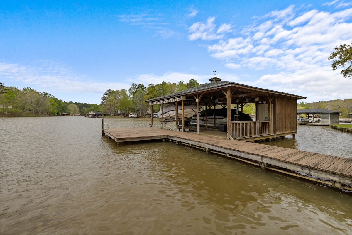 Lakeside Bungalow, Sleeps 12, Private Dock + More!