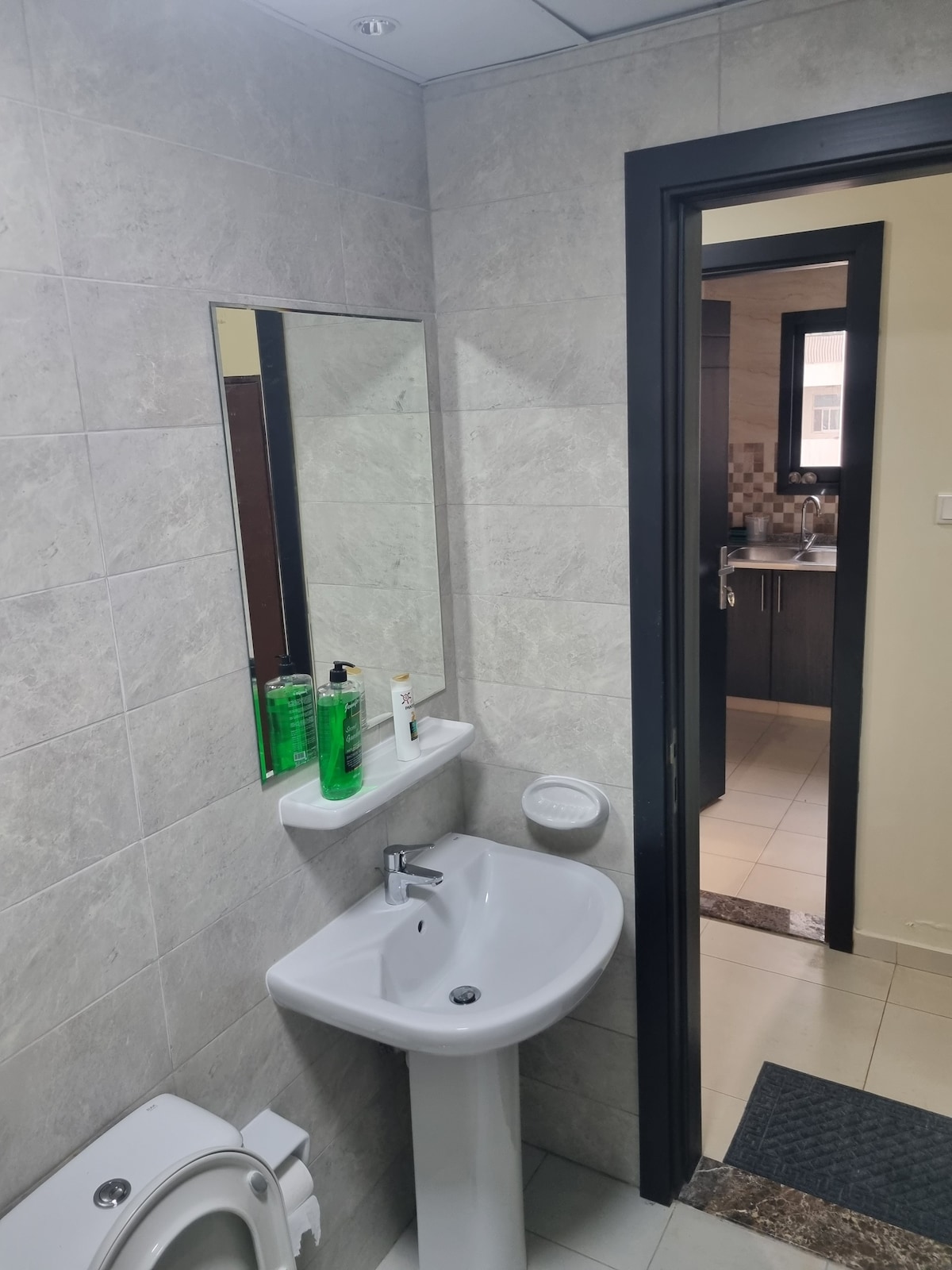 Private Twin Bedroom with Shared Bath near Airport
