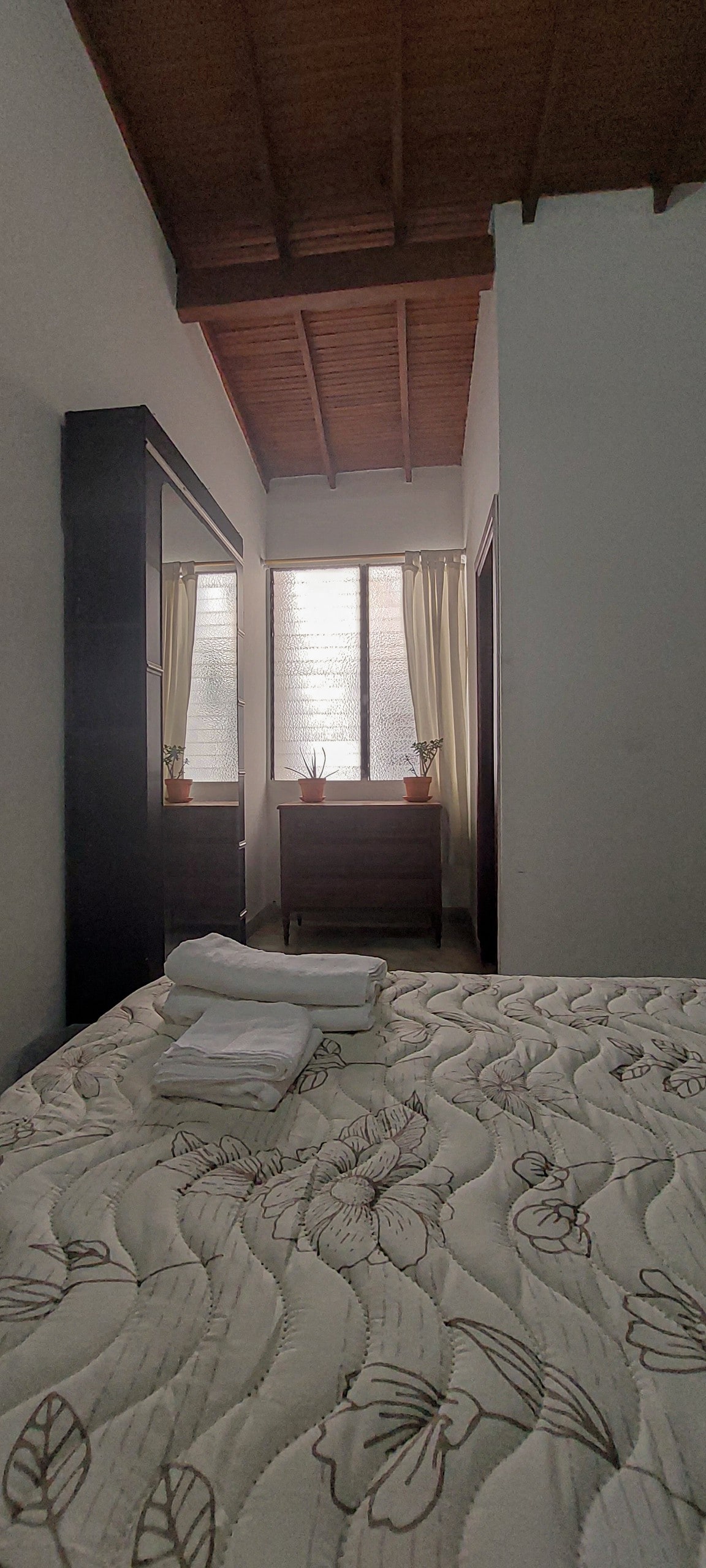 Room with a high ceiling in the Laureles District.