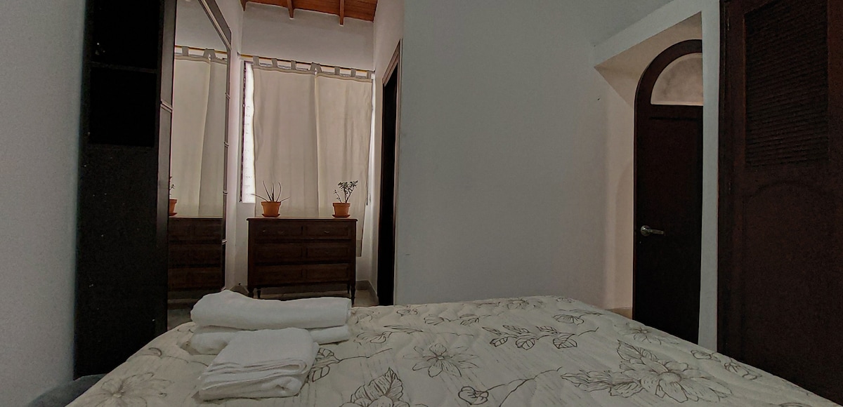 Room with a high ceiling in the Laureles District.