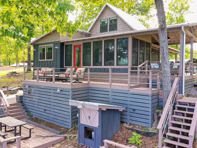 ꨄ︎ The Highland on Smith | Lakefront Family Cabin