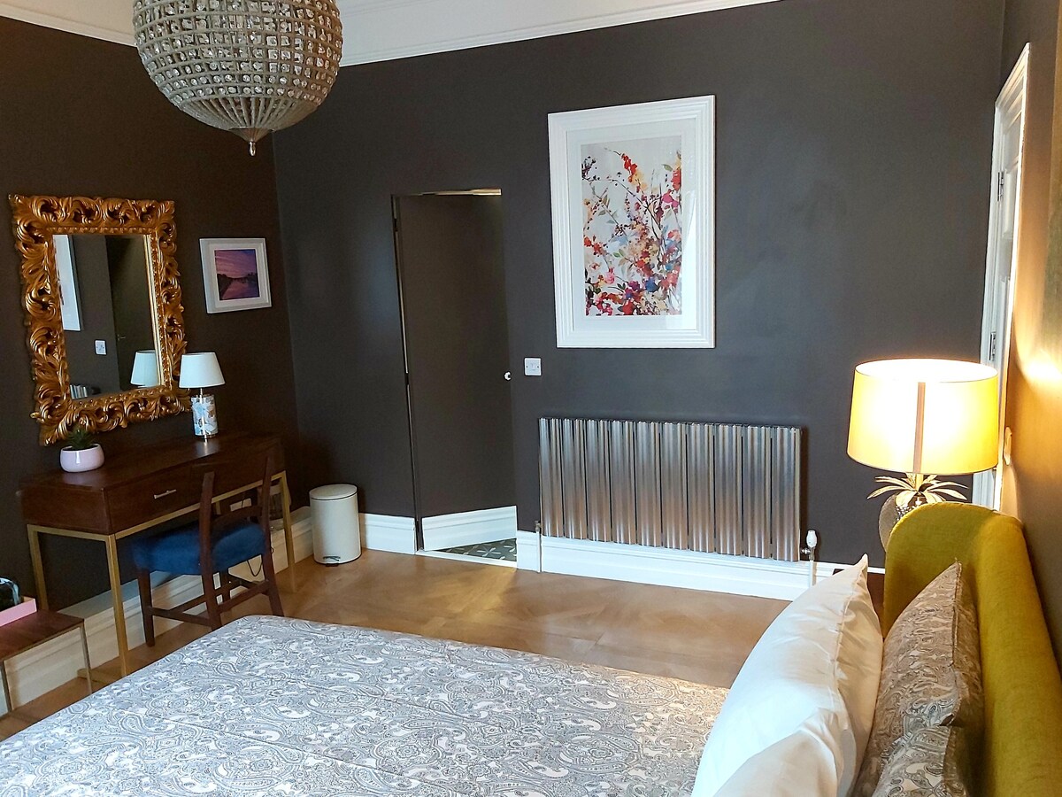 Stylish City Centre King Room With En-Suite