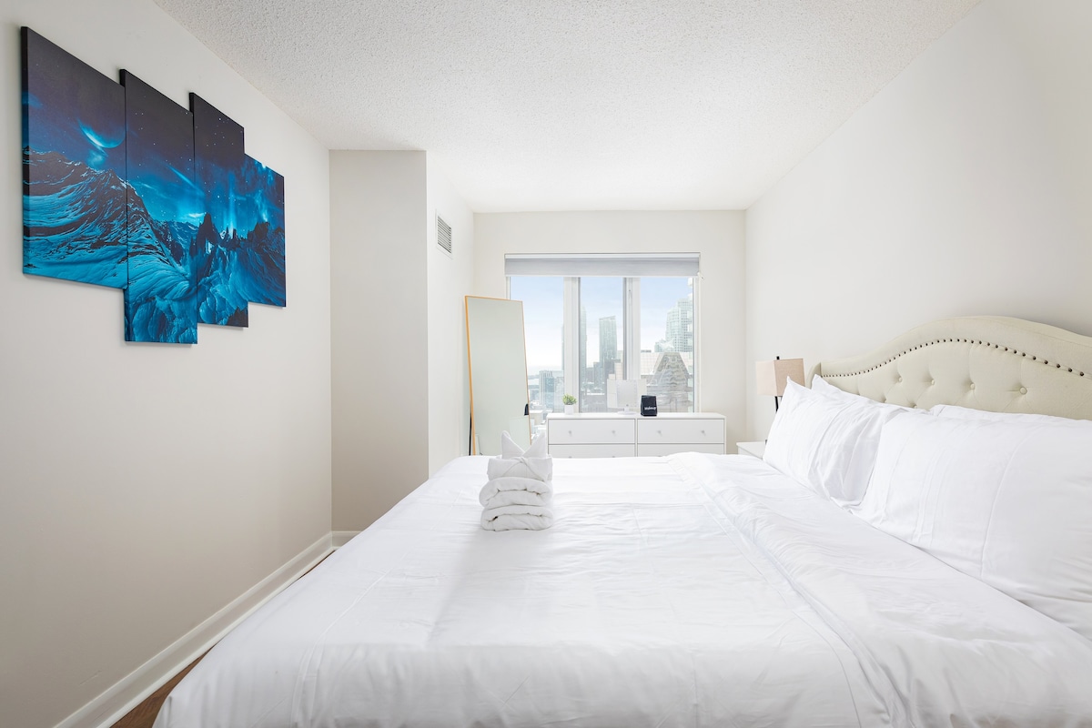 Spacious KingBed Condo w/ Stunning View & Parking!