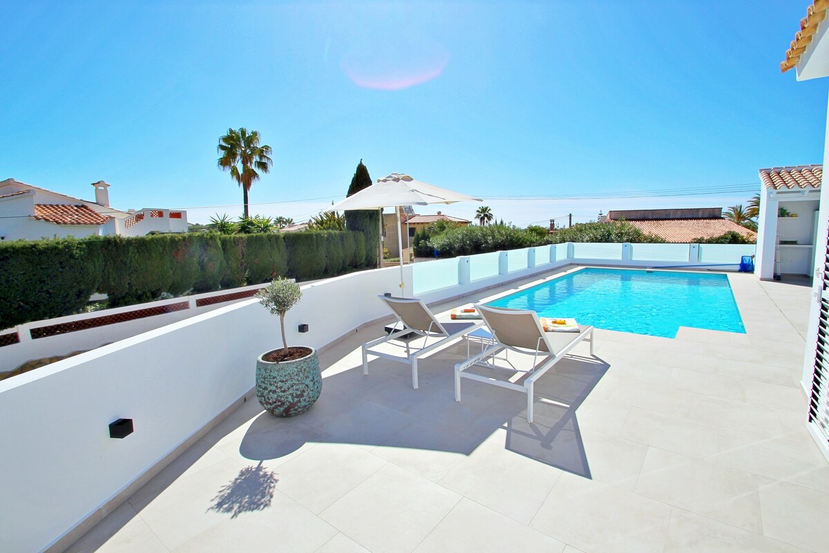 Adora: modern villa, private pool