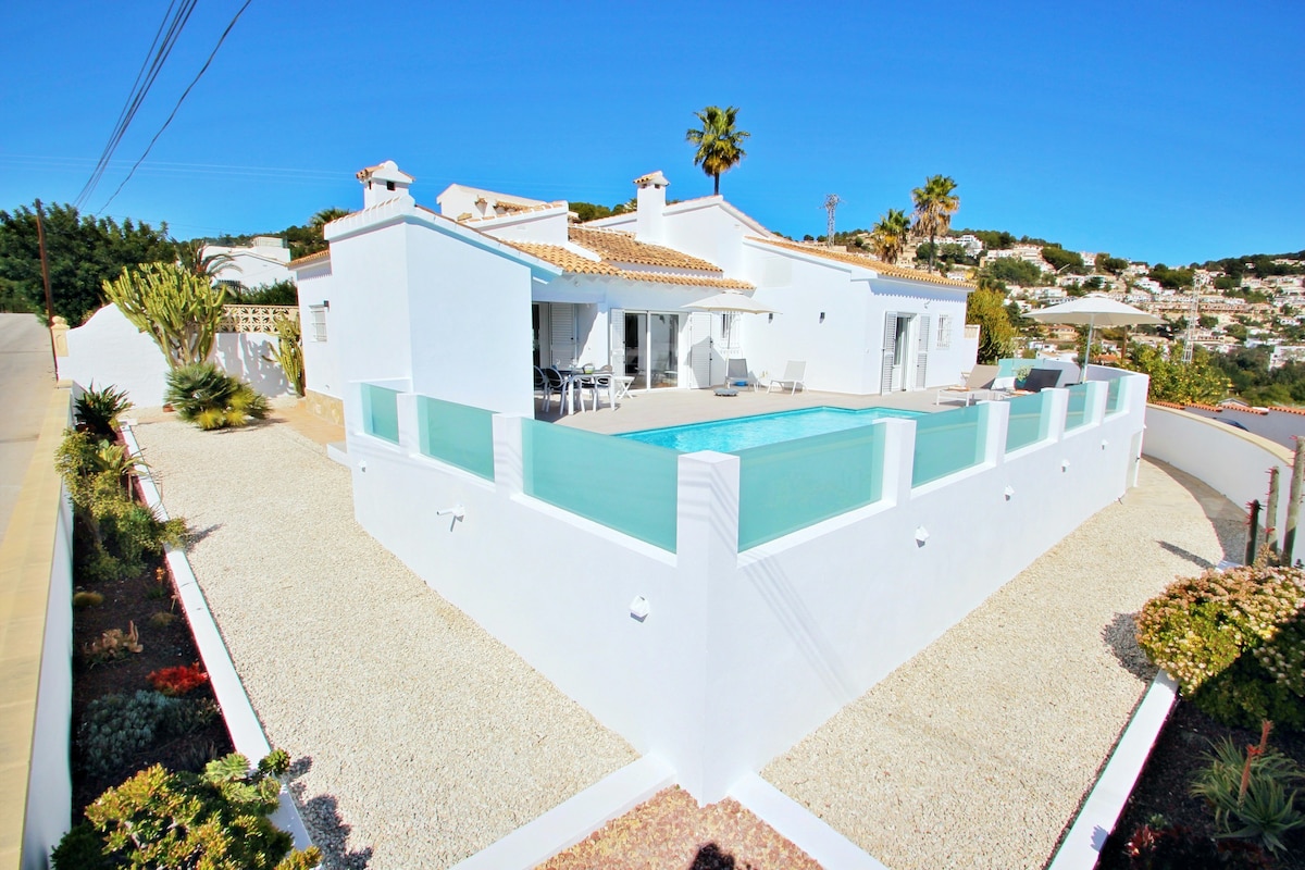 Adora: modern villa, private pool