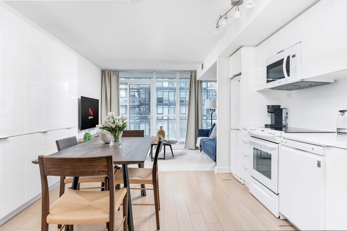 Stunning Condo | King Bed | Scotiabank Arena |