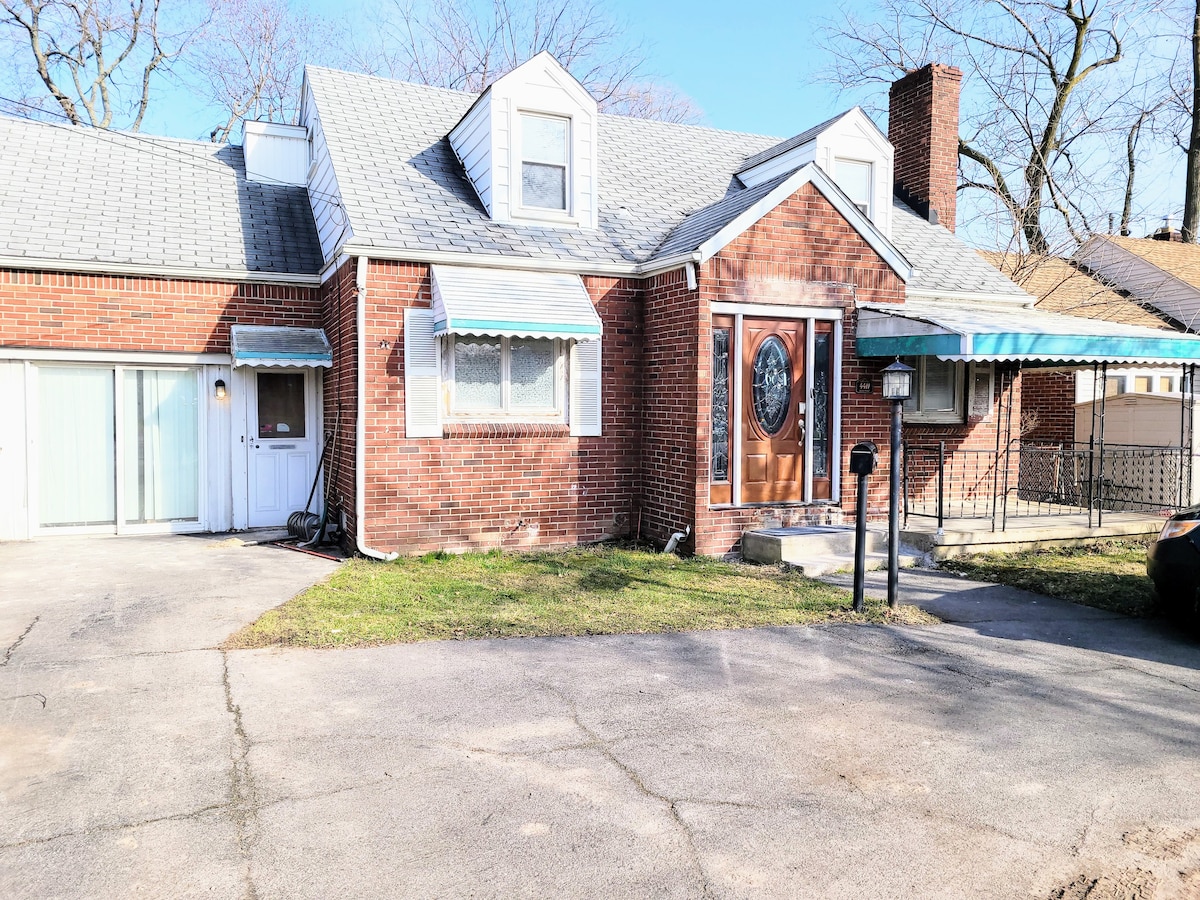 Sweet home, King bed, fenced backyard and parking