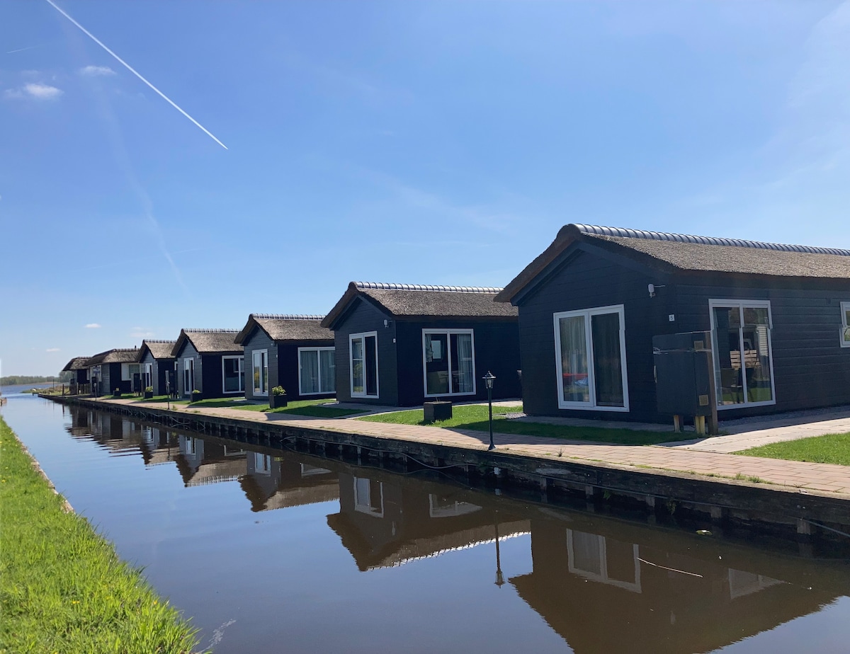 Giethoorn 6 person waterview chalet