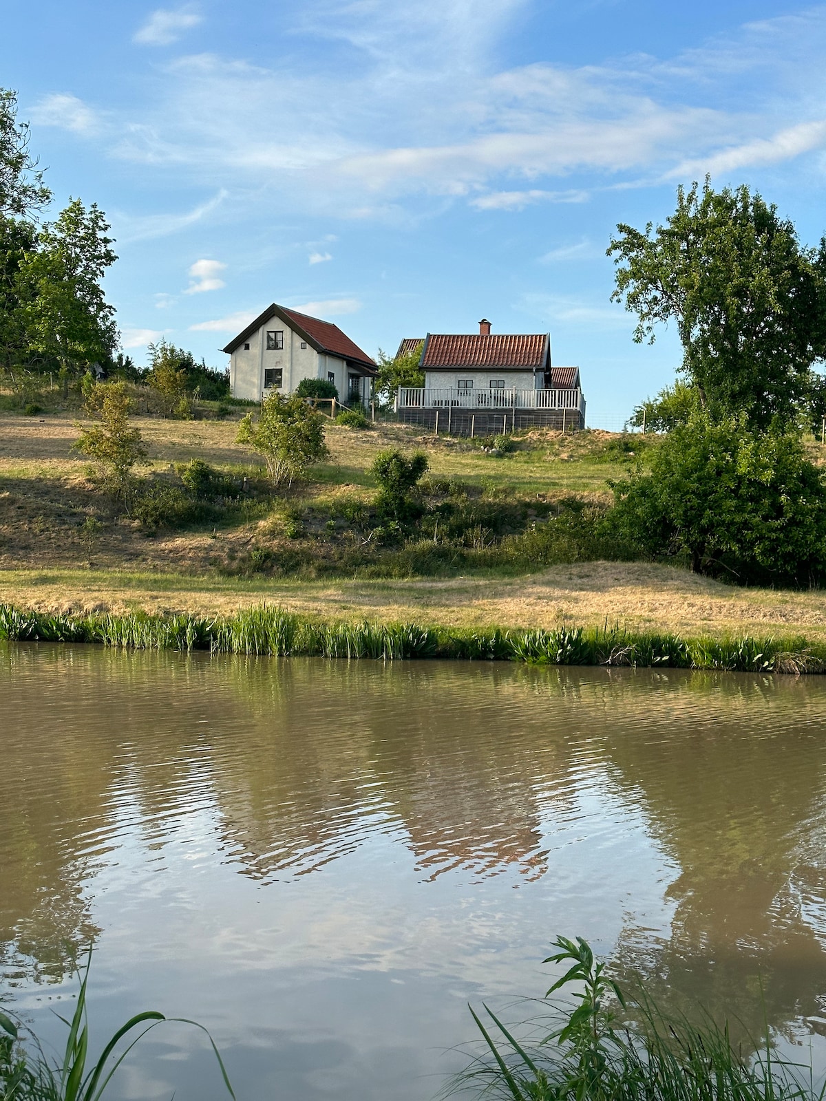 Charmig stuga intill Göta kanal