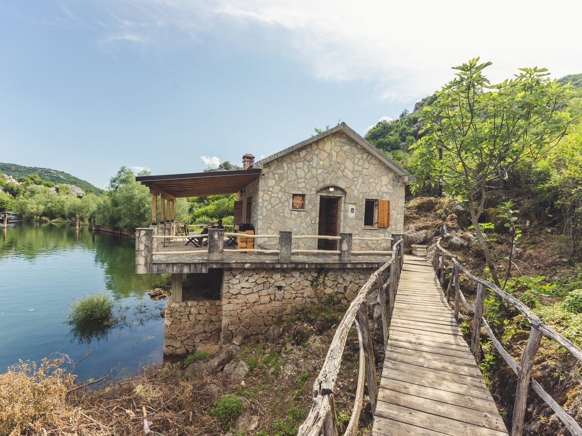 Karuc lake house