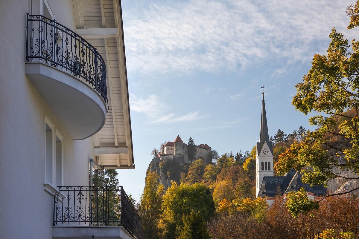 Lake & Castle: Luxury Retreat at Villa Pavlovski