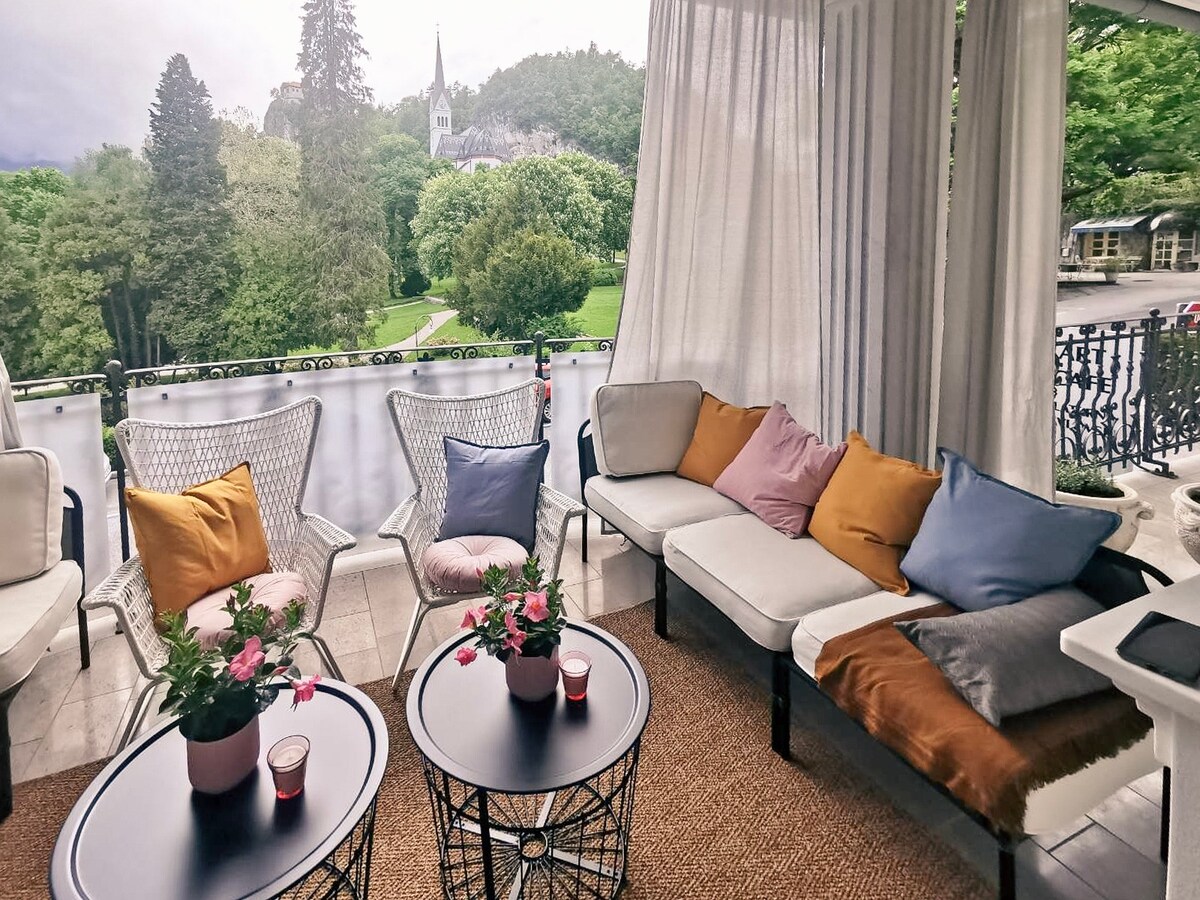 Lake & Castle: Luxury Retreat at Villa Pavlovski