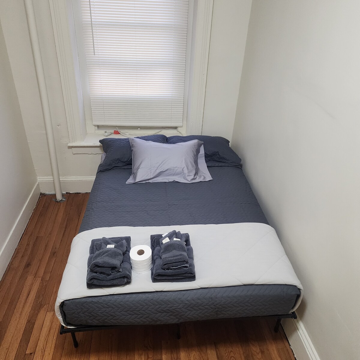 Manhattan Budget Room available for 2