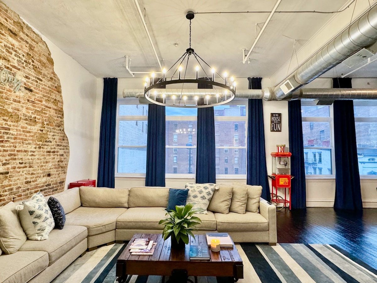 Spacious Downtown Penthouse in Historic District
