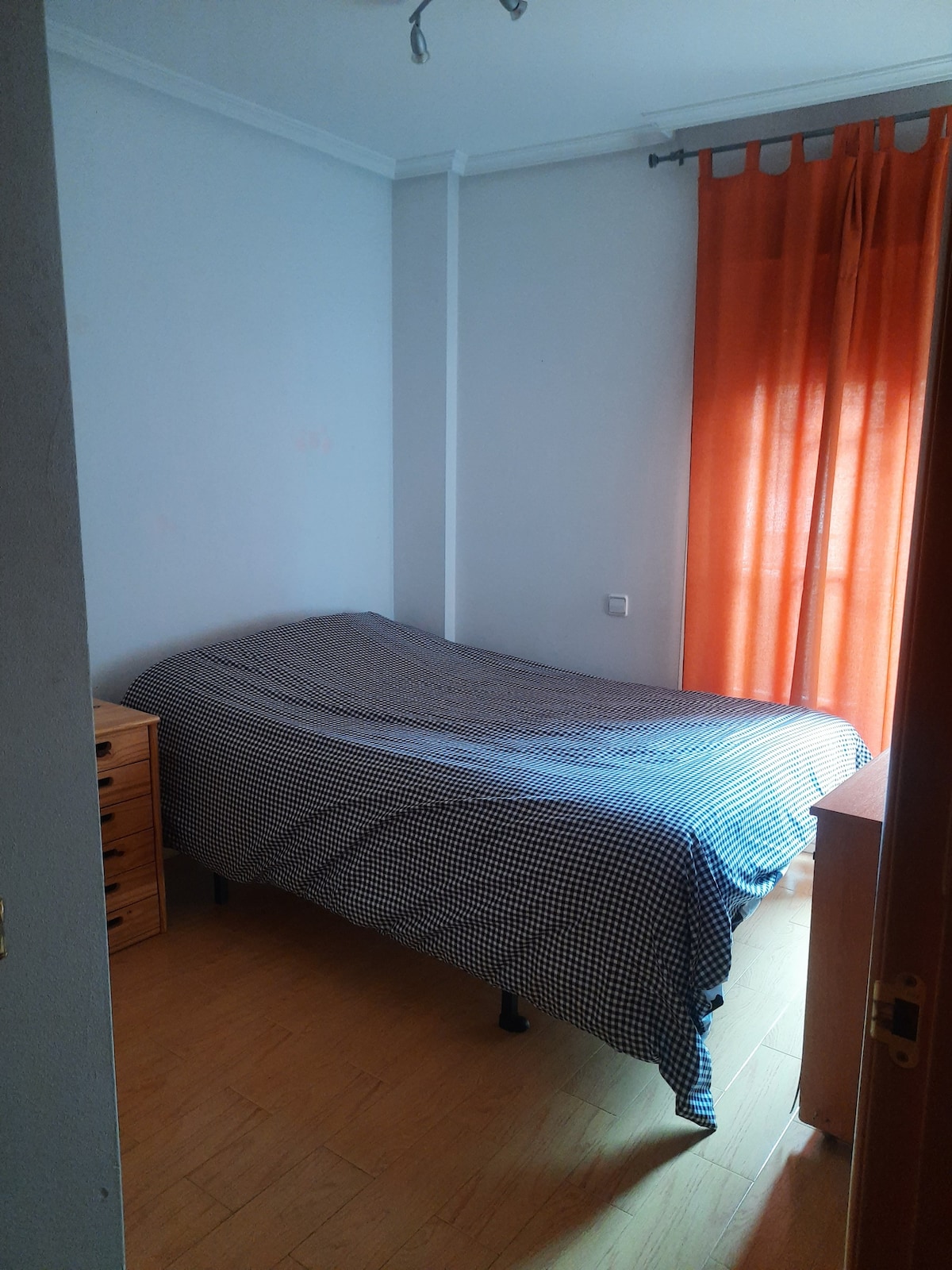 客房配有一张1.20米的床。