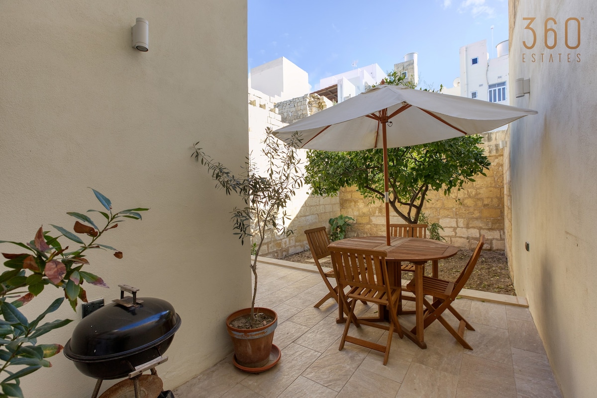 Stylish 3BR townhouse with Private Terrace & BBQ