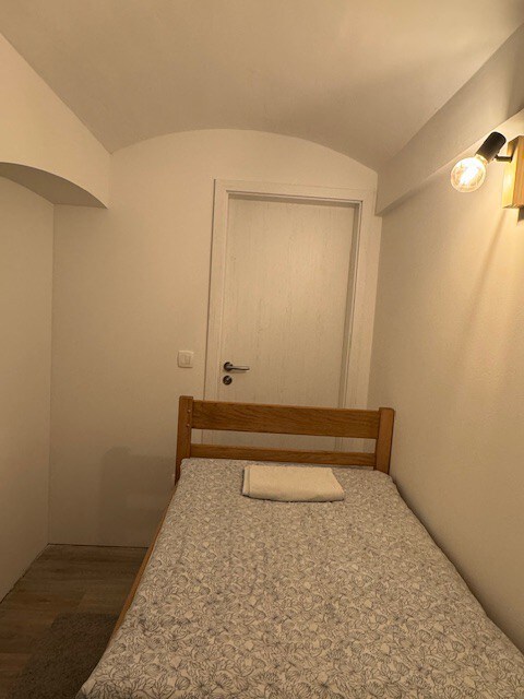 VV ART, gf single room with shared bathroom