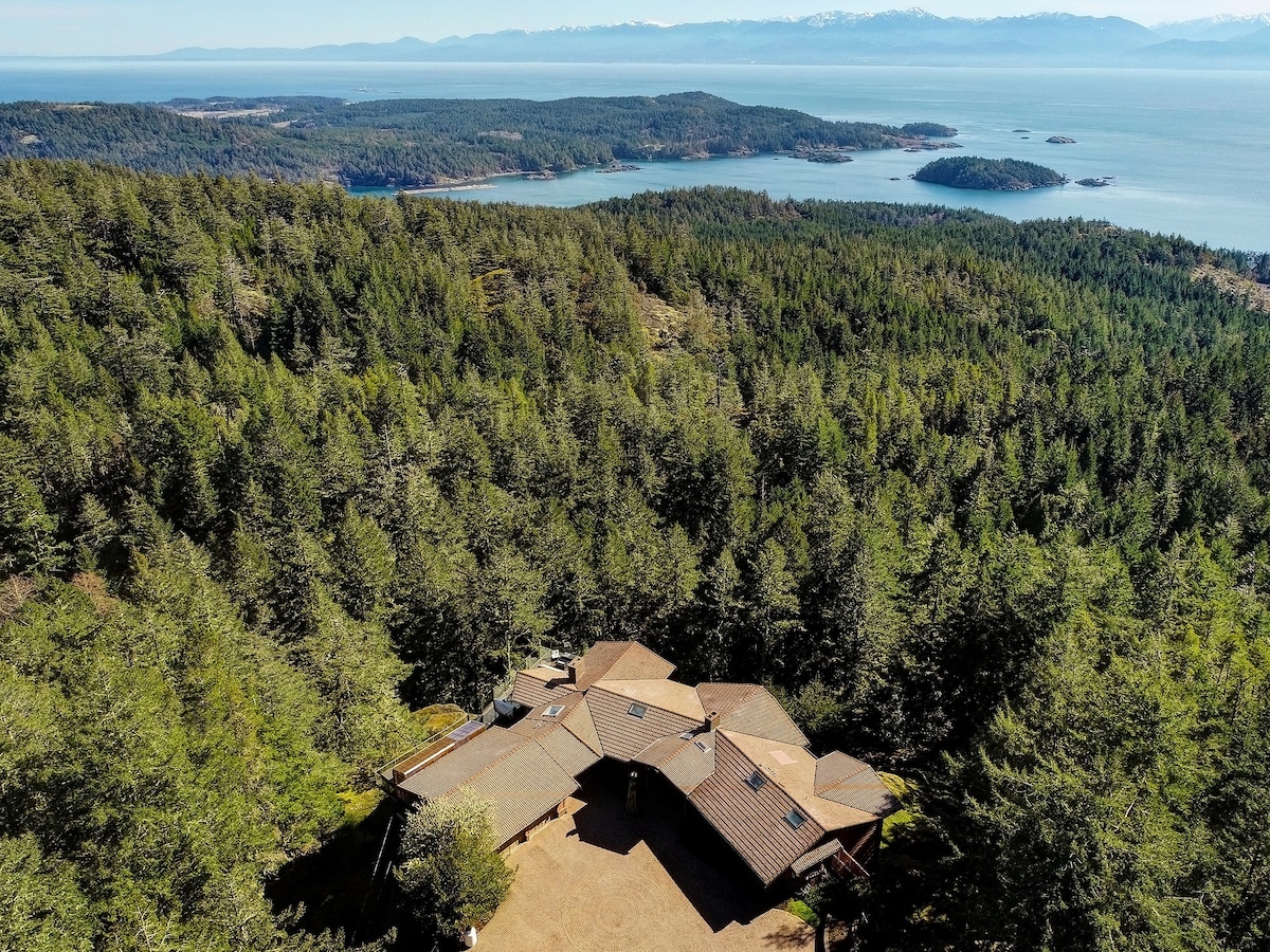 Ocean-view estate atop Mount Matheson. Sleeps 12!