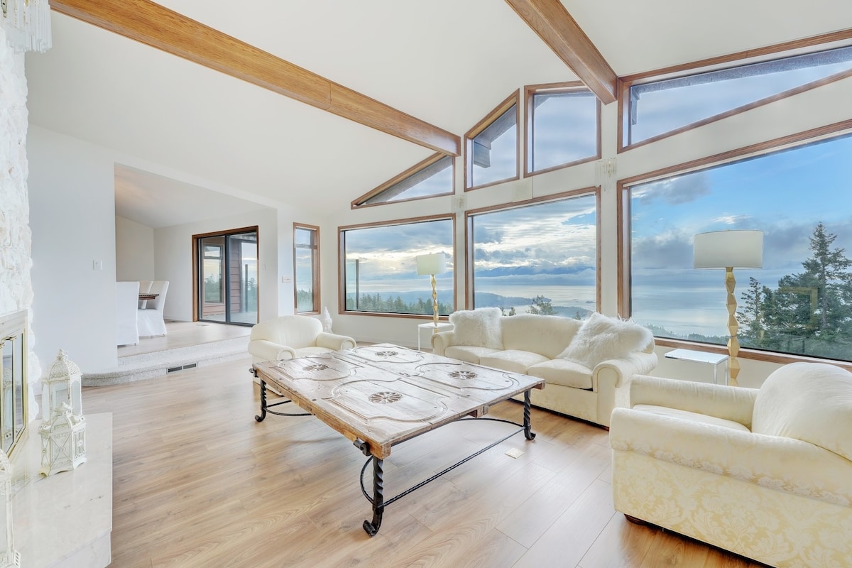 Ocean-view estate atop Mount Matheson. Sleeps 12!