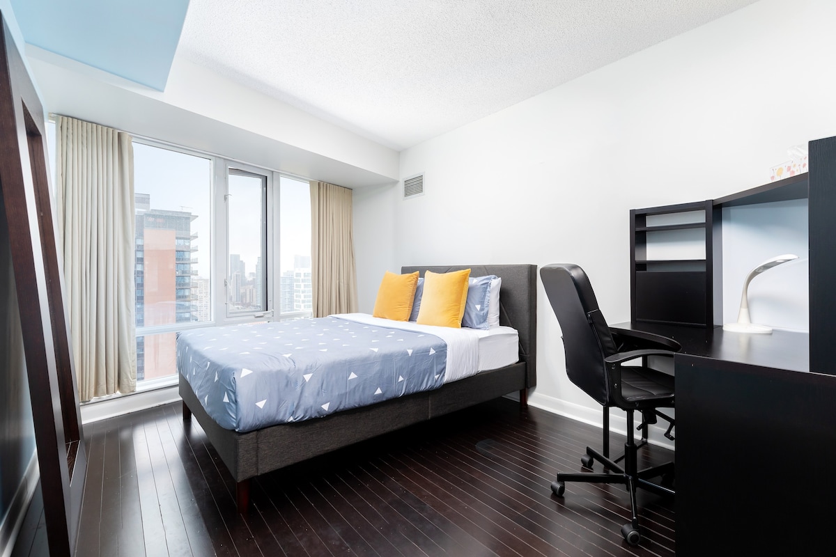 Stunning Condo Beside Yonge Dundas Sq + Parking