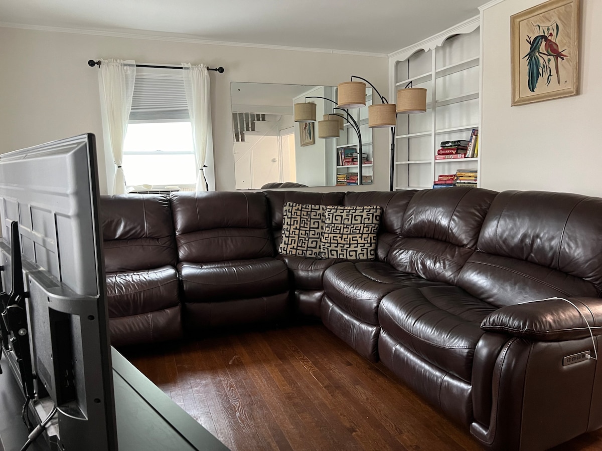 Private 1BR 1Bath, parking,walk to train&all 5min