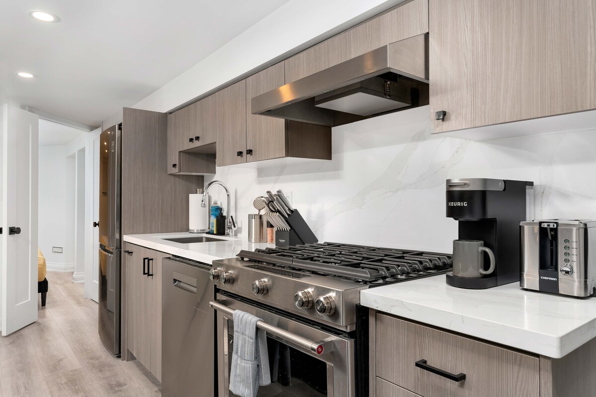 Chic Parkdale Pad in Unreal Location with Parking!