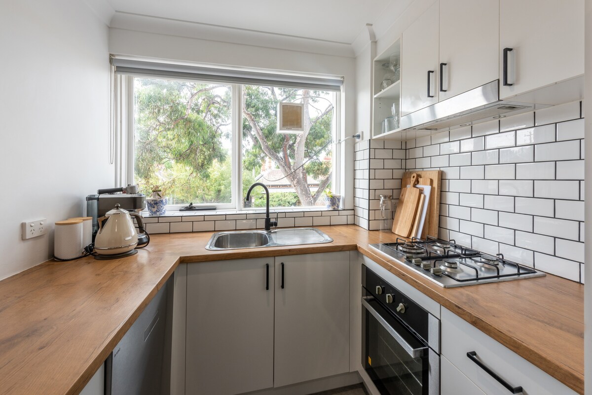 Homely & Cozy 1-Bed Unit in Leafy Hawthorn