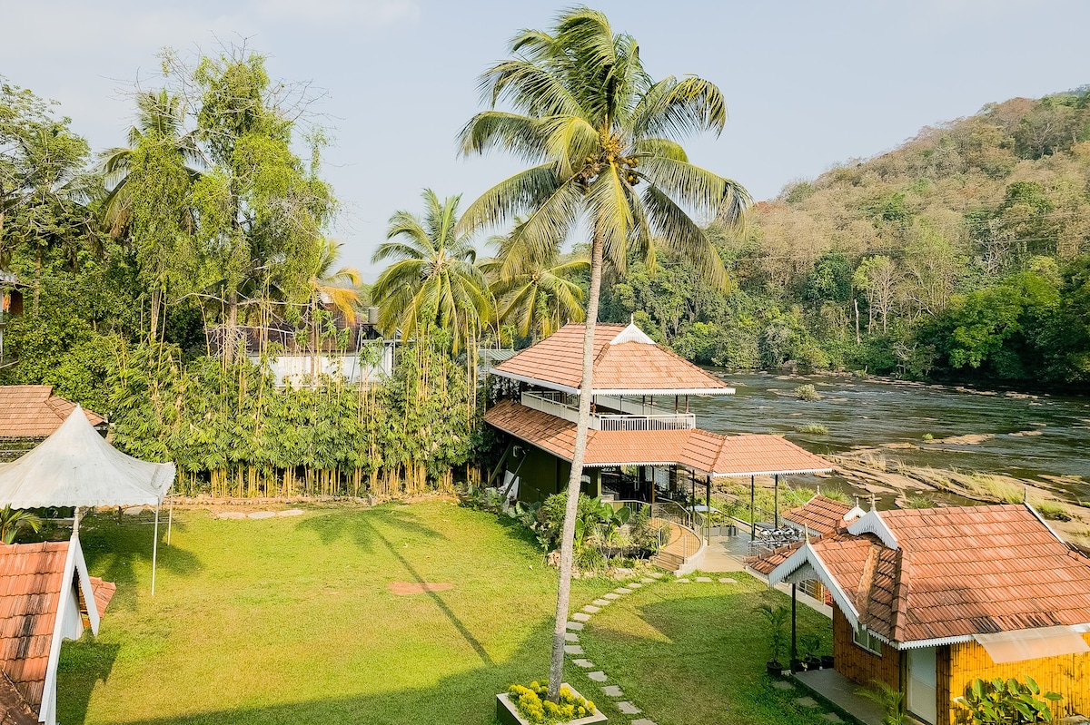 Escape near Athirappilly Falls: Pool, View & More!