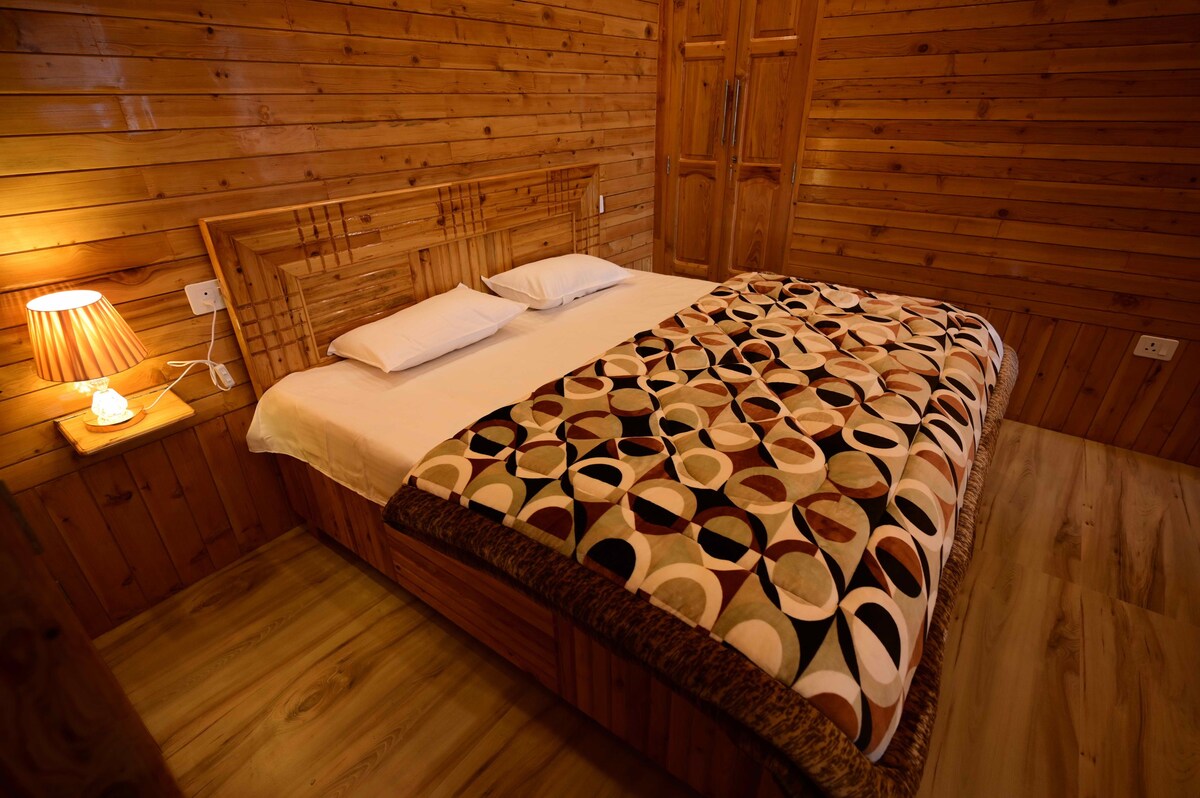 Luxury Room in a Wooden House - Devalsari
