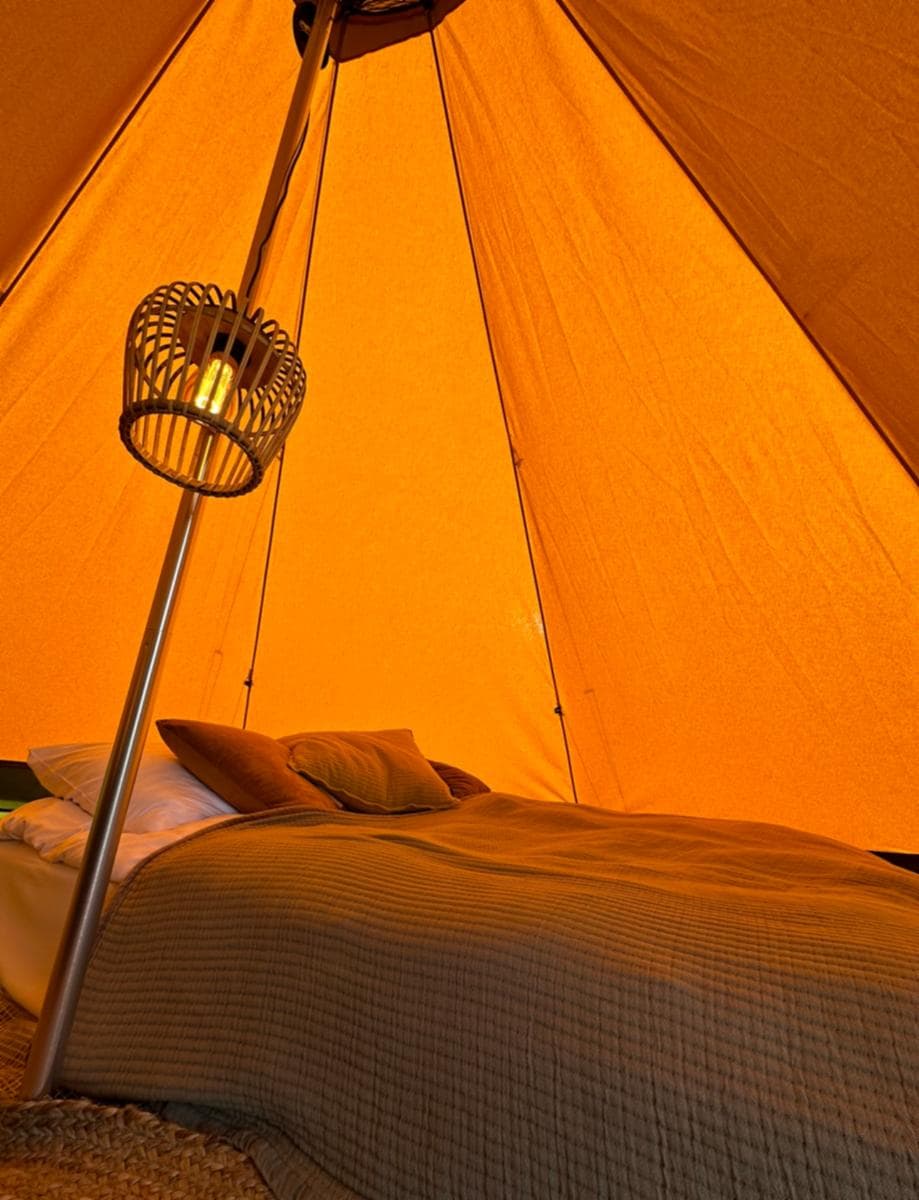 Overnat i luksuriøs glampingtipi