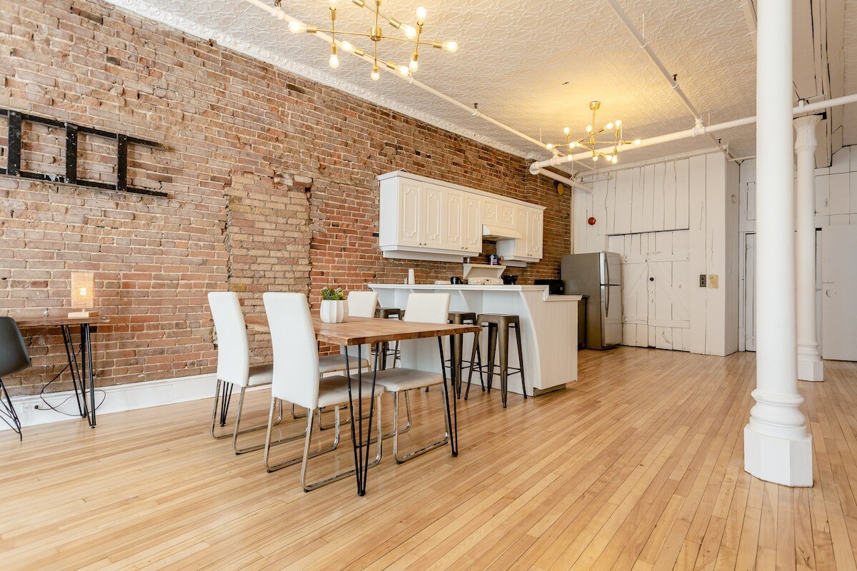 The Plaza - Historical 18th Century Loft