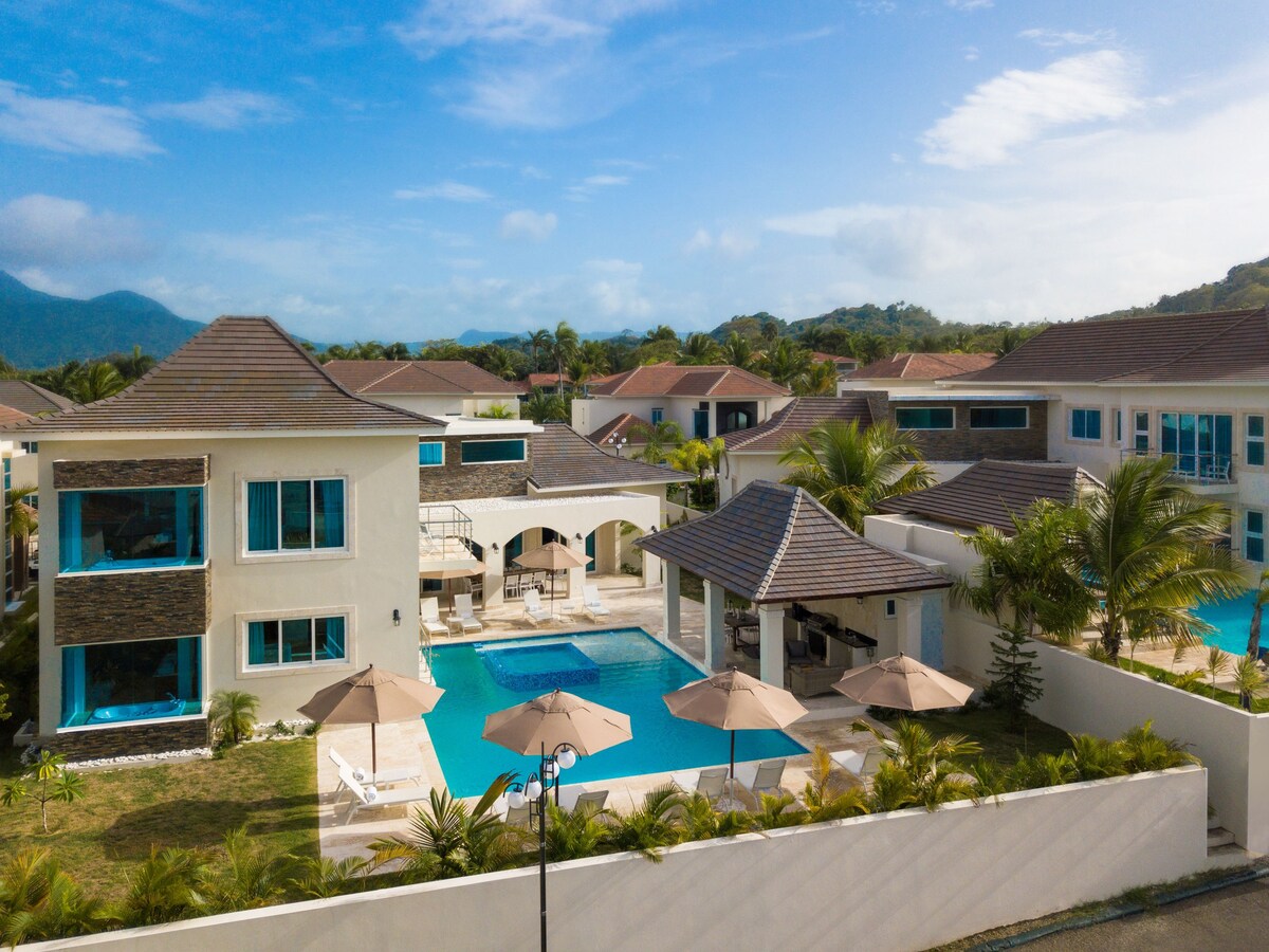 4-Bedroom Royal Villa in Lifestyle Vacation Resort