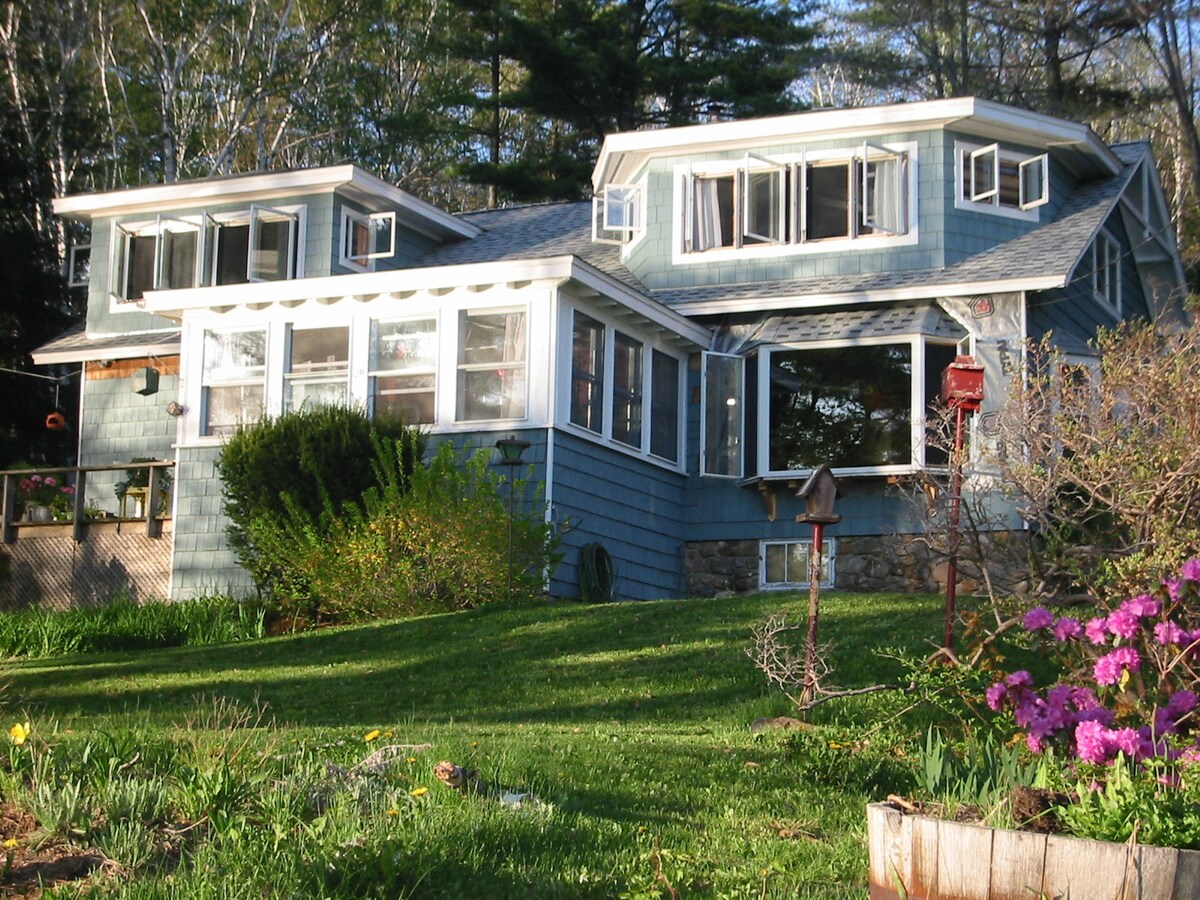 Harrisville Lake House - A Tranquil Get-Away