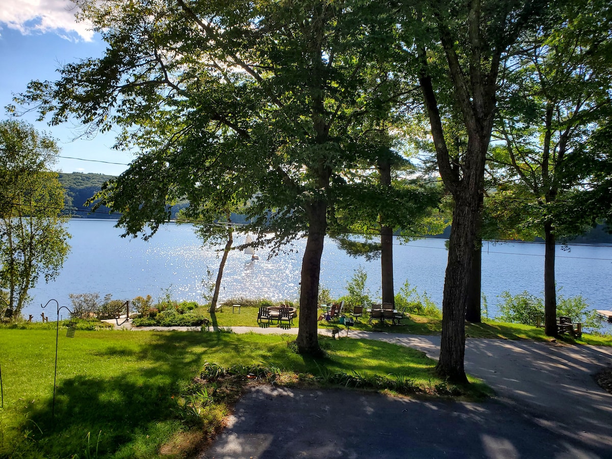 Harrisville Lake House - A Tranquil Get-Away