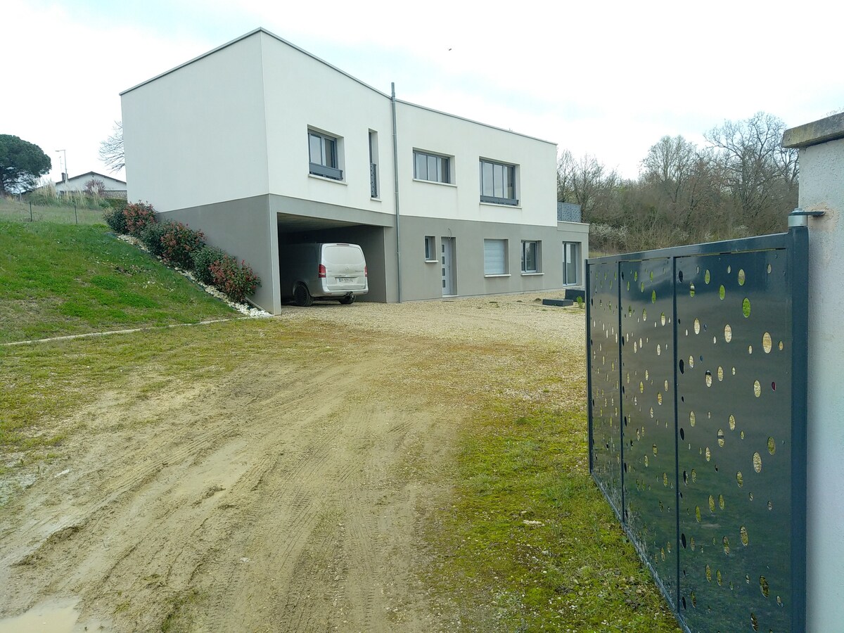 Maison neuve à la campagne