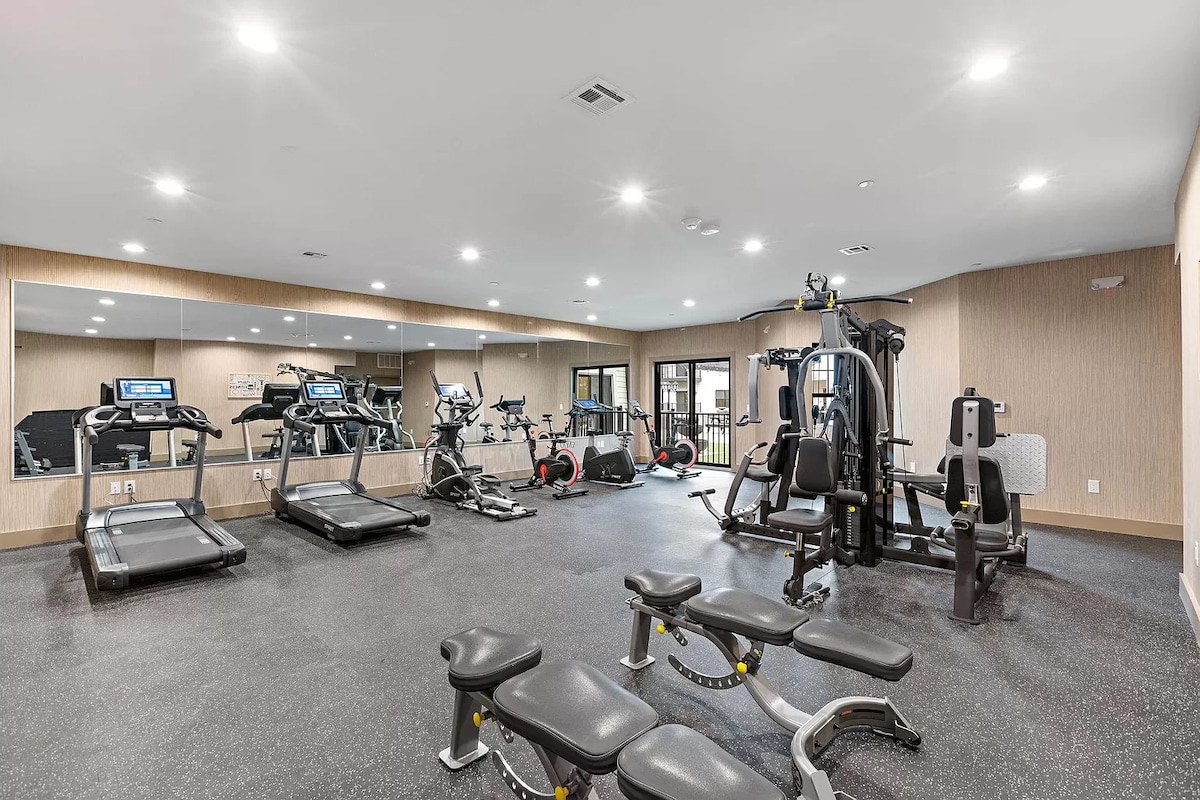 Lux! Gym Cozy King Free Parking Long term friendly