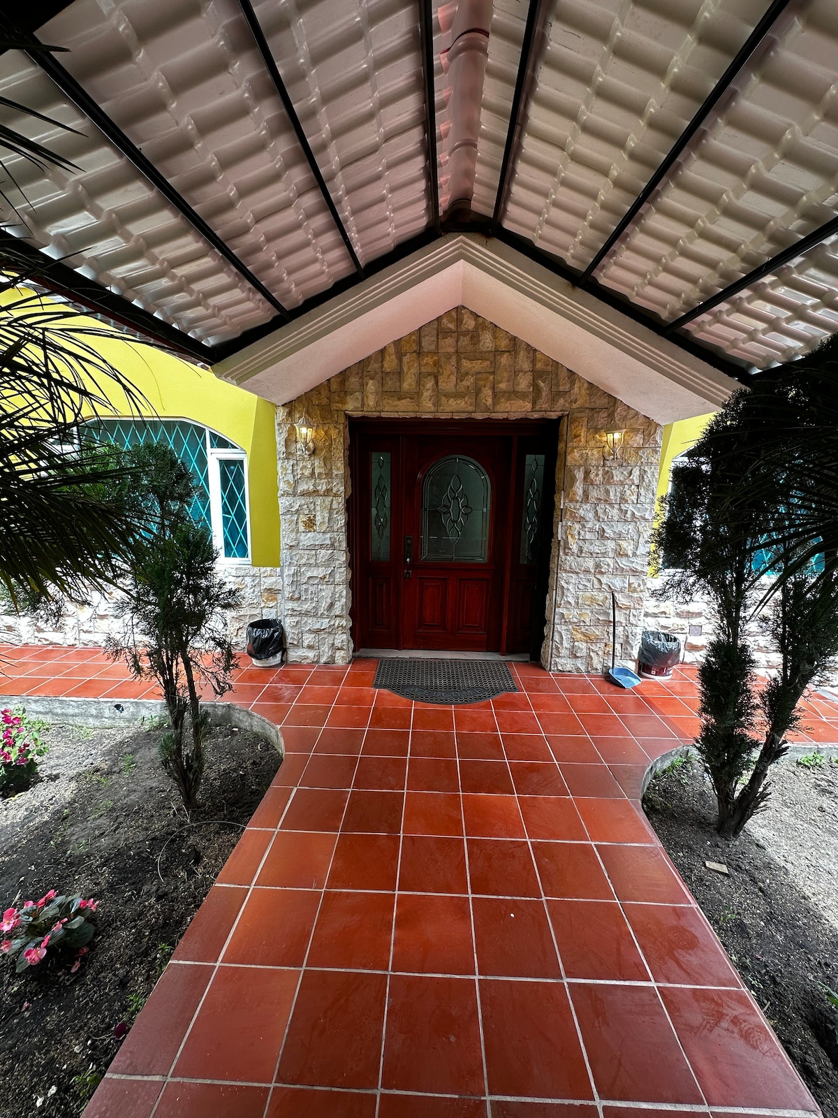 Lujosa casa cerca del aeropuerto - tumbaco center