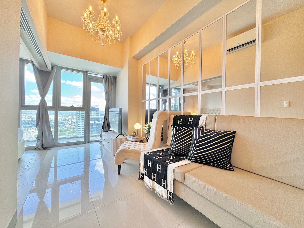 Uptown Luxury Stay in BGC: Classy Suite w/Balcony