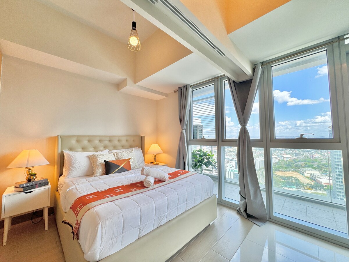 Uptown Luxury Stay in BGC: Classy Suite w/Balcony